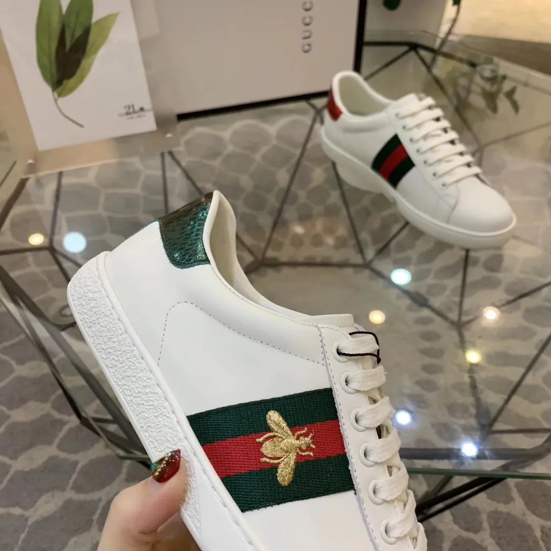 👟👟Ex-factory price 400👟👟Men's size +10 The new little bee GUCCI trendy model, launched at the counter👍top quality, wonderful presentation! Based on the basic model, the electric embroidered bee🐝 original 1:1 molded rubber outsole, flat bottom casual, and easy to match. The upper foot is super comfortable, the material is imported first-layer silk cowhide🐂. off white. Lining/foot padding sheepskin🐑. Code number: 34 to 44 with receipts, cards, tags and bags.